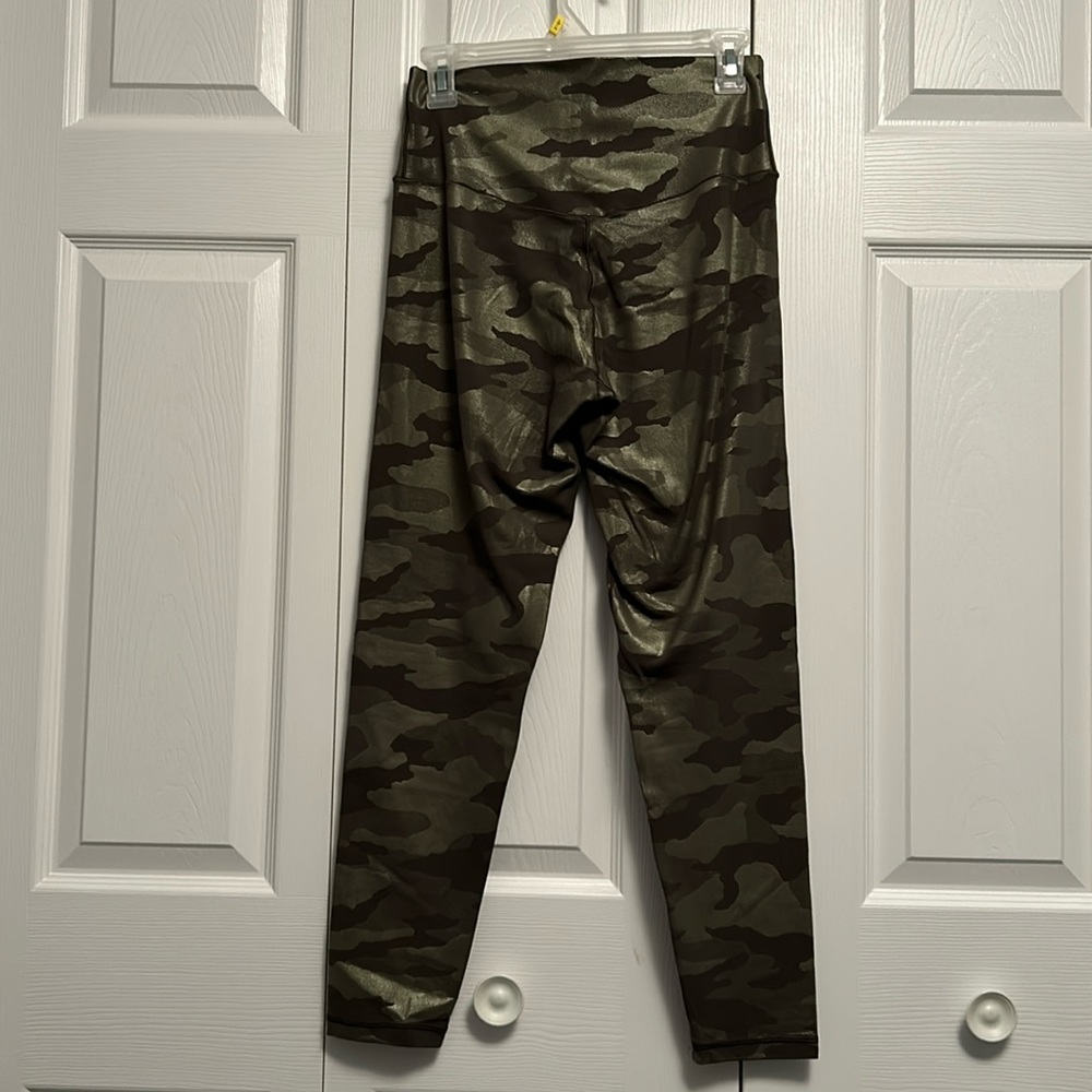 OFFLINE by Aerie Real Me High Waisted Camo Legging Olive Daze. Size L - Picture 3 of 6